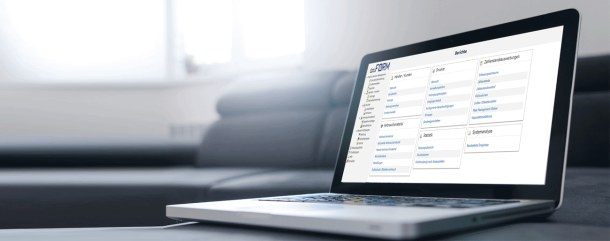 TANTZKY Laptop im Vordergrund, Screen der docuFORM Software, Bedieneroberfläche, verschwommen im Hintergrund Sofa und Fenster
