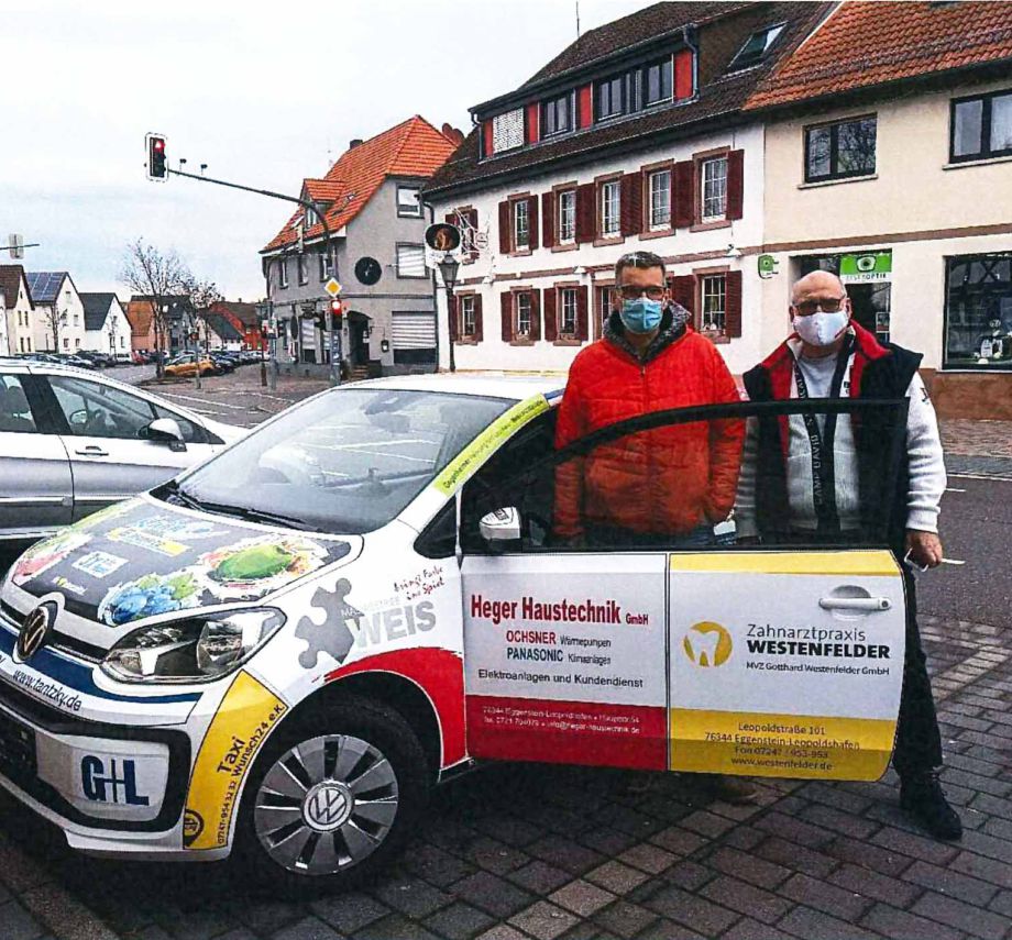 Alle Mitarbeiter von Tantzky sind auf Einzelaufnahmen zu sehen. Fotocollage Händehaltend präsentiert sich das Team TANTZKY geschlossen.