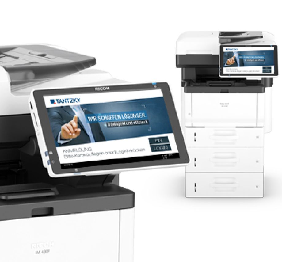 RICOH IM 350F im Vordergrund, angeschnitten, Smart Operation Panel mit TANTZKY Startbildschirm, RICOH IM 450F vor weißem Hintergrund