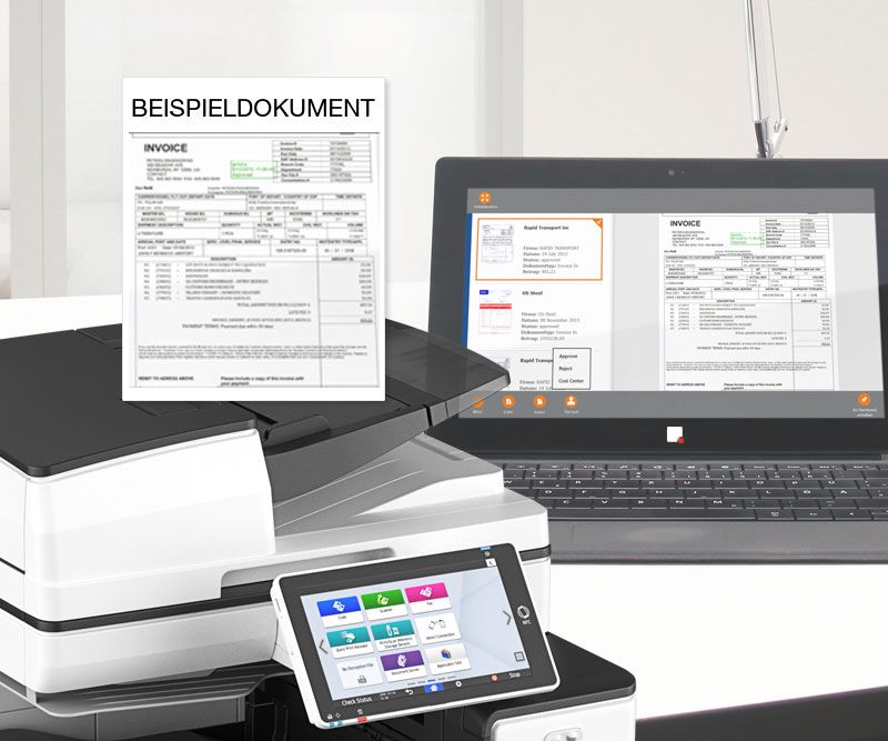 Ricoh Multifunktionssystem mit Touchpanel, daneben Laptop mit DocuWare und einer Beispielrechnung im Vordergrund
