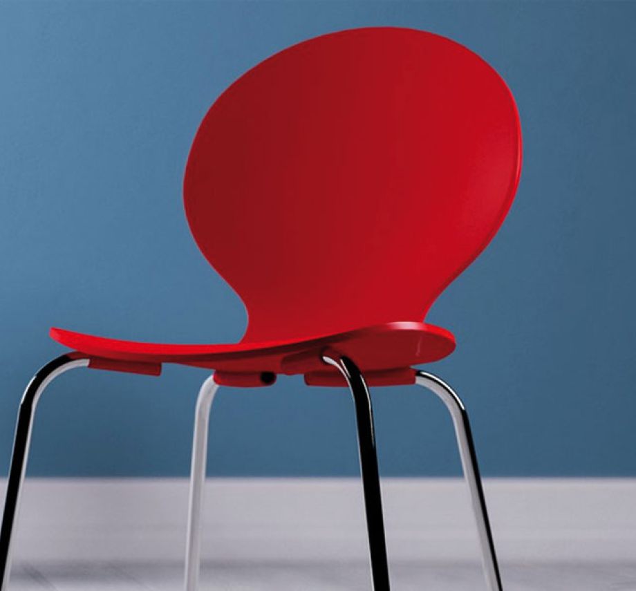 TANTZKY roter moderne Stuhl vor blauer Wand auf grauem Boden,  freier Platz, wir wachsen weiter,